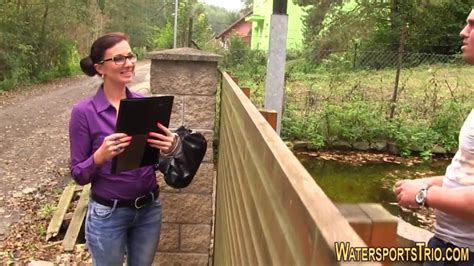 Clothed Babe Gets Pissed Tnaflix