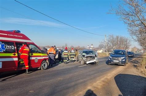 FOTO Două persoane rănite într un accident pe DN 64 în Osica de Sus