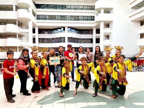 Pesona tarian limbai SMKPT juara pertandingan tarian tradisional ...