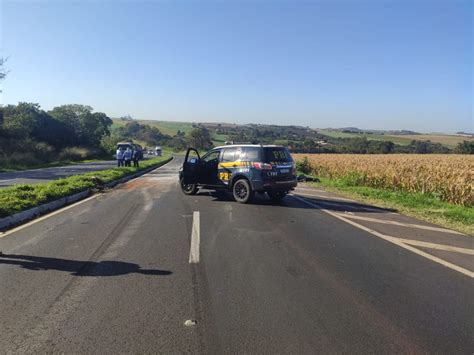 Caminhão tomba na BR 376 no contorno de Marialva