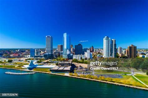 Milwaukee Skyline Aerial Photos and Premium High Res Pictures - Getty ...