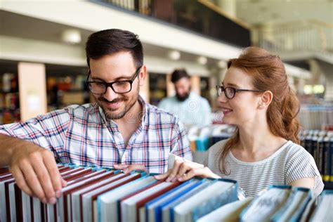 Concepto De Amigos En Campus Educativos Grupo De Estudiantes Felices