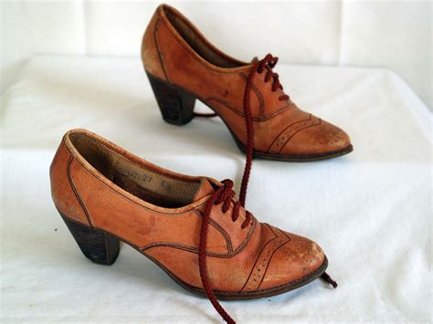 vintage oxford wingtip booties. brown leather. brogue style.