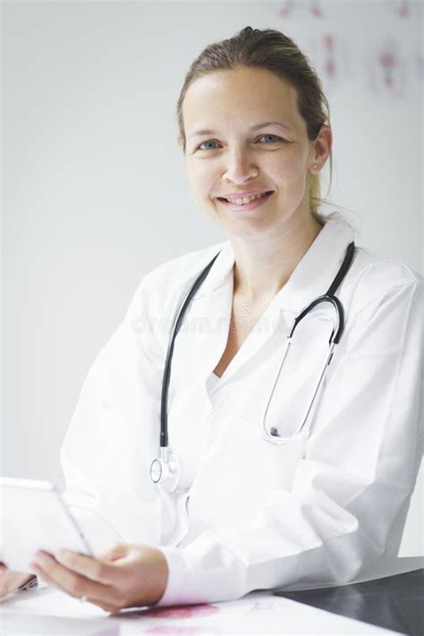 Retrato De Una Joven Y Feliz Doctora Vestida Con Uniforme Blanco Imagen