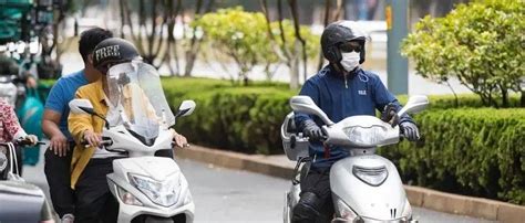 余干县关于实施驾乘摩托车、电动自行车佩戴安全头盔管理措施的通告 电动车 依据 人员