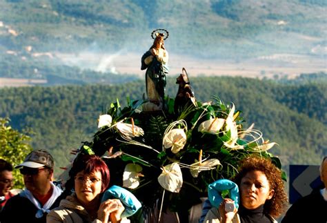 Alcoi Celebra La Tradicional Romer A Al Santuario De La Font Roja En