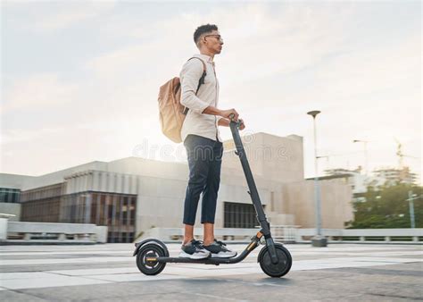 Joven Montando Scooter Y Respetuoso Con El Medio Ambiente Para Un