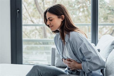 Mujer Joven Enferma Con Dolor Sosteniendo El Est Mago Sensaci N De