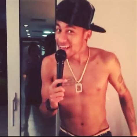 EGO Neymar aparece sem camisa cantando funk em vídeo notícias de