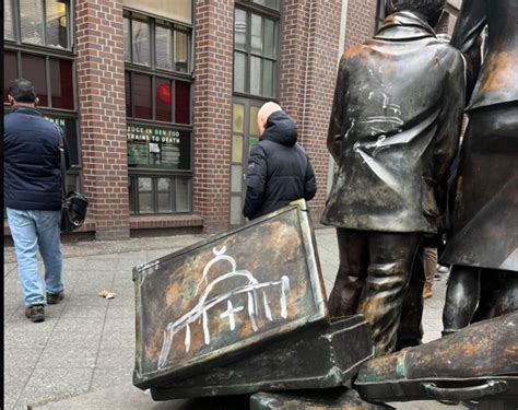 Les survivants réagissent au vandalisme du mémorial Kindertransport à