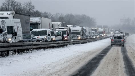 Heavy snow creates severe traffic disruptions in Germany | ABC27