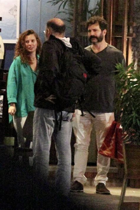 Caco Ciocler faz rara aparição ao lado da namorada e exibe novo visual