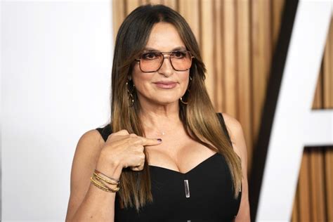 Mariska Hargitays Necklace Video Goes Viral At Glamour Women Of The