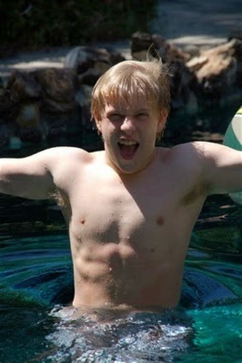 Tom Odell Shirtless And Sexy Vidcaps Naked Male Celebrities