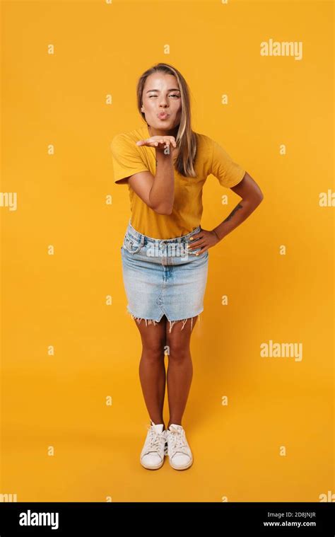 Image D Une Femme Blonde Joyeuse Qui Se Fait Sauter Et Souffle Baiser D Air Isol Sur Fond Jaune