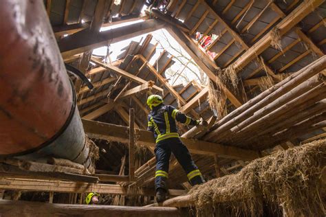 Unwetter in Hinzenbach Baum stürzt auf Gebäude Dach zerstört