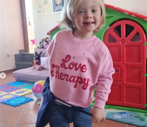 La historia del hombre gay que adoptó a una niña rechazada por tener