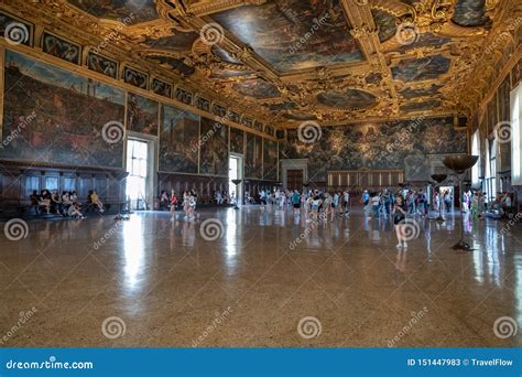 Vista Panor Mica Del Interior Y De Los Artes Del Pasillo En El Palacio