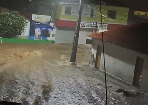 VÍDEO Forte temporal alaga ruas de Itambé e assusta moradores