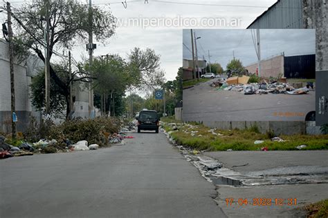 Tres de Febrero calles inundadas de basura y con tránsito vehicular