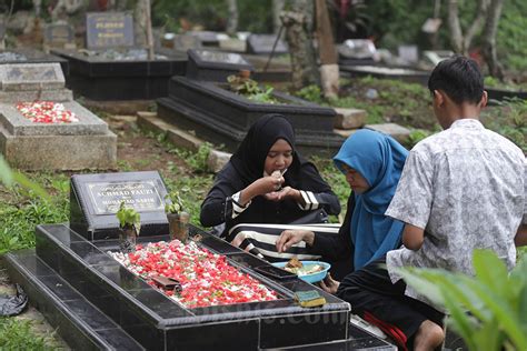 Tradisi Ziarah Kubro Di Depok Berkunjung Ke Makam Sebelum Ramadan