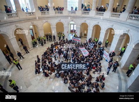 Des Dizaines De Personnes Tiennent Un Sit In Et Sont Arrêtées Par La