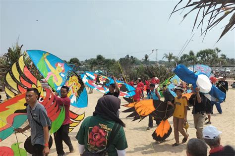 Festival Layangan Di Pantai Kalianda Dongkrak Kunjungan Wisatawan