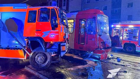 Feuerwehrfahrzeug St T Mit Kvb Bahn Zusammen Zwei Einsatzkr Fte Verletzt