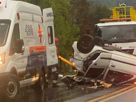 Capotamento deixa condutor ferido na ERS 122 em São Vendelino Rádio