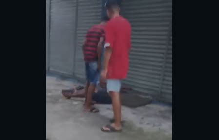 V Deo Jovens Espancam Morador De Rua Dormindo No Rio