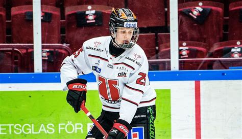 Vancouver Canucks sign Elias Pettersson to three-year entry-level contract