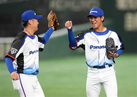 ＜パナソニック・jr西日本＞完封勝利を挙げ、チームメートと喜びを分かち合うパナソニック・与座（右）（撮影・木村 揚輔） ― スポニチ Sponichi Annex 野球