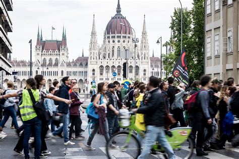 Index A gyermekvédelmi könnygáz ellen tüntetnek Budapesten elindult