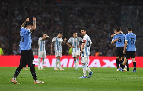 Argentina cayó 2 0 ante Uruguay y perdió el invicto en Eliminatorias