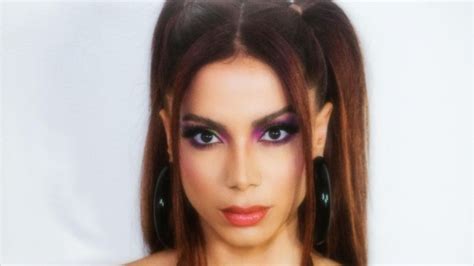 Ind Cios De Nova Era Anitta Posa De Novo Look Brilhante E