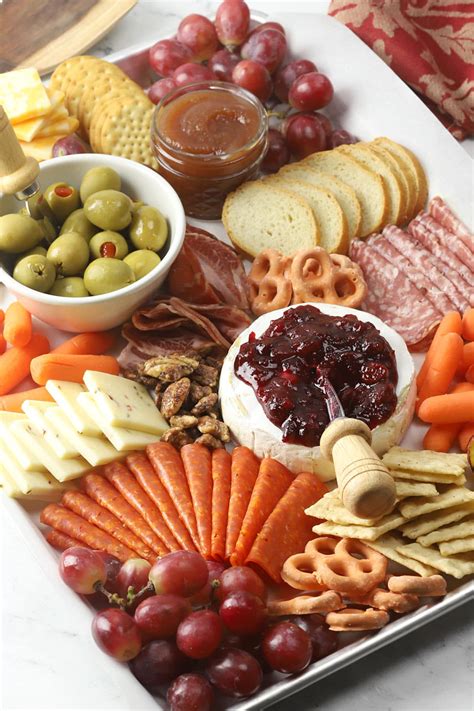 20 Healthy And Tasty Holiday Charcuterie Board Ideas