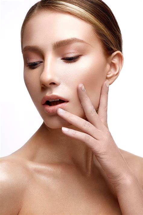 Jeune Fille Avec La Peau Brillante Parfaite Un Beau Modèle Avec Un