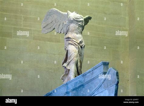 Vittoria Alata Di Samotrace Scultura In Marmo Greco Antico Museo Del