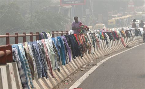 India Nuova Delhi Scompare Sotto Lo Smog Scuole Chiuse E Stop Al