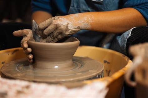 Alfarero artesano profesional haciendo jarra de arcilla en círculo de