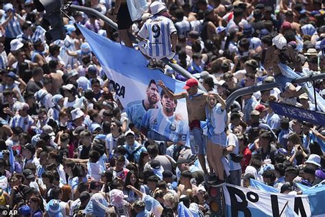 Enormous Crowds Swarm Around Argentina S Iconic Obelisk To Cheer Their