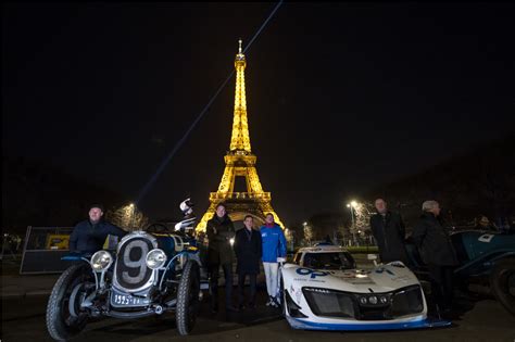 Le Ministre D L Gu Lindustrie D Couvre La Voiture De Course