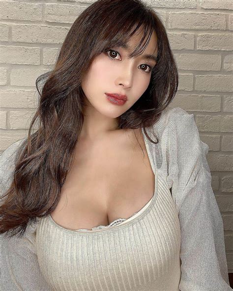 森咲智美さんのインスタグラム写真 森咲智美instagram「 先日美容院へ 髪重めに切ってもらってるので 少し明るくしました