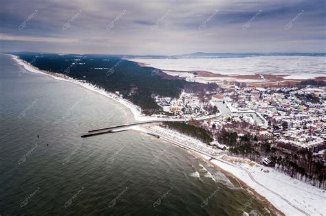 Zdj Cie Krajobrazu Rowy Zim Z Widokiem Na S Owi Ski Park Narodowy