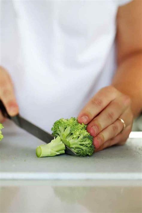 How To Cut Broccoli Into Florets And Cauliflower Too Bowl Of