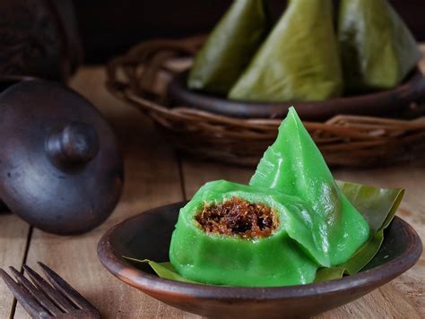 7 Kue Tradisional Yang Dibungkus Daun Pisang Enak Banget Sih Ini