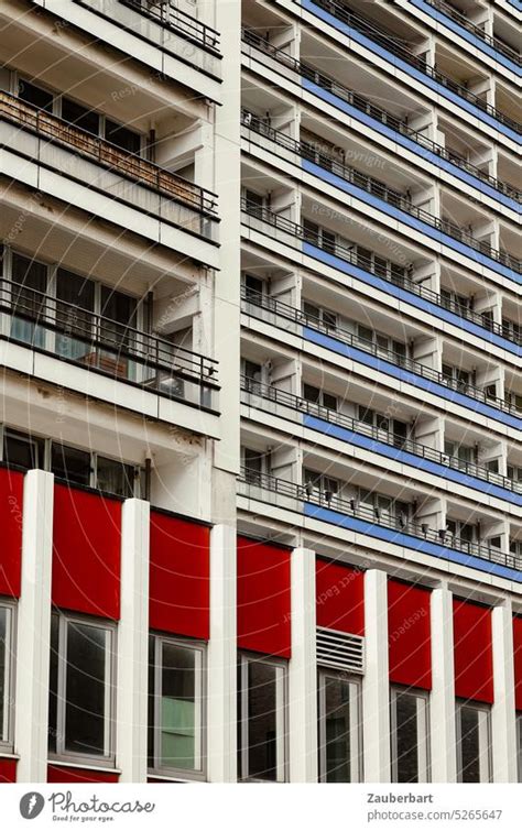 Fassade Eines Hochhauses In Blau Und Rot In Berlin Ein Lizenzfreies