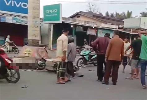 Kecelakaan Di Pesisir Selatan Dua Korban Tergeletak Di Jalan