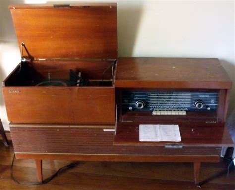 Antiga Radio e Vitrola Philips funcionando, móvel na co