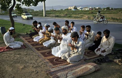 Muçulmanos Celebram O Início Do Ramadã Em Todo O Mundo Fotos Em Mundo